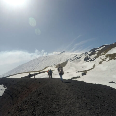 Trekking in Sicilia. Escursionisti sull'Etna