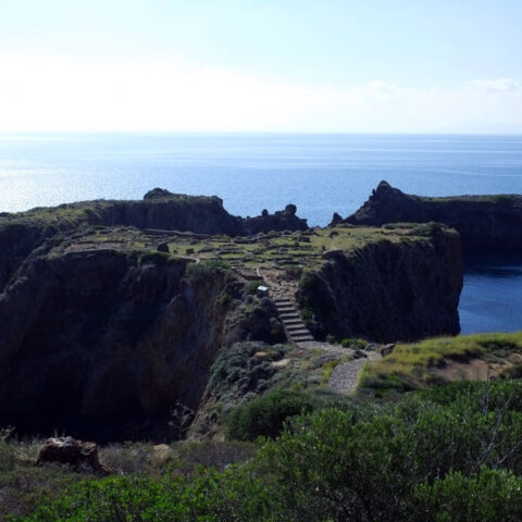 Trekking Isole Eolie. Il Villaggio Preistorico di Cala Junco a Panarea