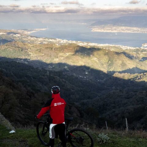 Escursione Mountain Bike Peloritani vista sullo stretto di messina