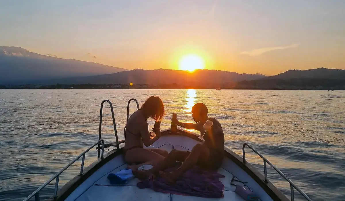 Tour privato al tramonto a Taormina in barca